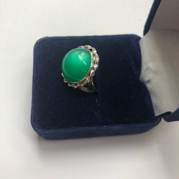 Green Stone Vintage Ring - Picture 2 of 7